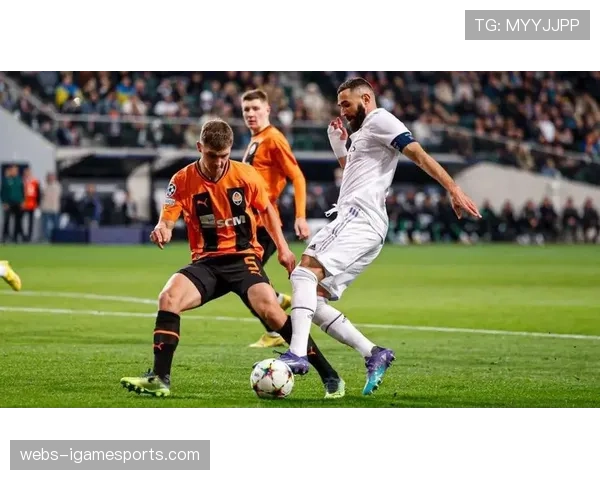 争议瞬间：吕迪格禁区内疑似手球，裁判未予判罚引发拜仁将帅抗议